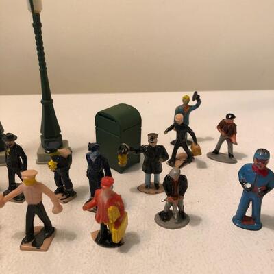 Lot 70 - Lionel Post-War People Benches and Lights