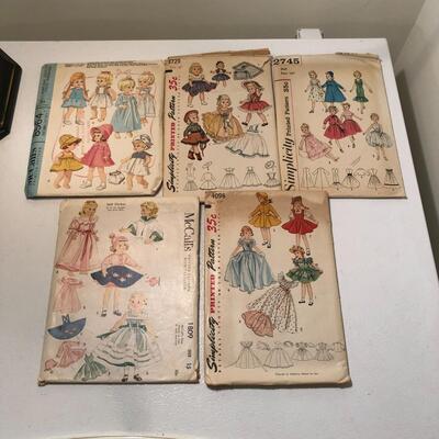 Lot 89 - Vintage Dolls Clothes Patterns