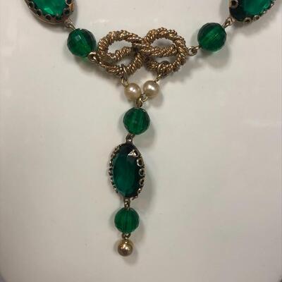 Lot 200 - Green and Gold Tone Necklace