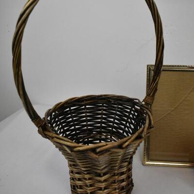 5pc Decor: 2 Baskets (1 has a broken handle), 3 Frames (7x9 is cracked)
