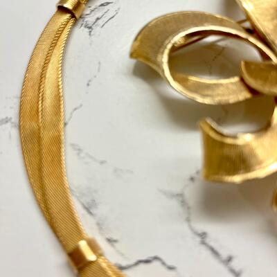 Lot 35  Vintage Crosse Germany Mesh Necklace & Gold Tone Ribbon Bow Brooch Signed