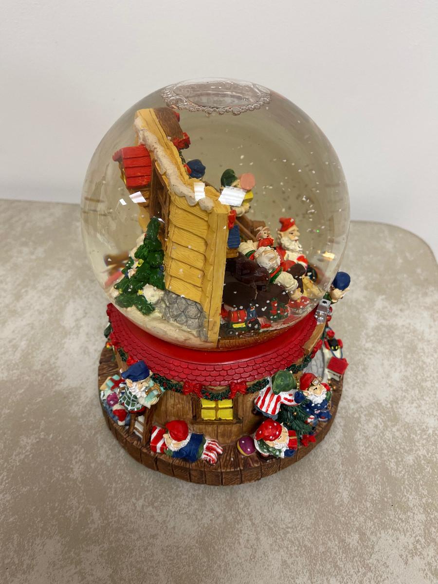 205B Resin Snow Globe Music Box