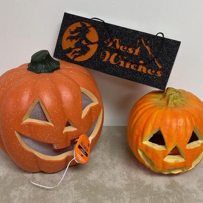 #228B Jack O Lanterns with the BEST WITCHES Sign 