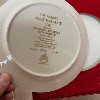 #235B  Picard Christmas Plates (5) Like New in the Box
