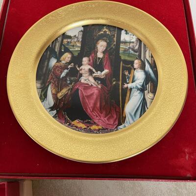 #235B  Picard Christmas Plates (5) Like New in the Box