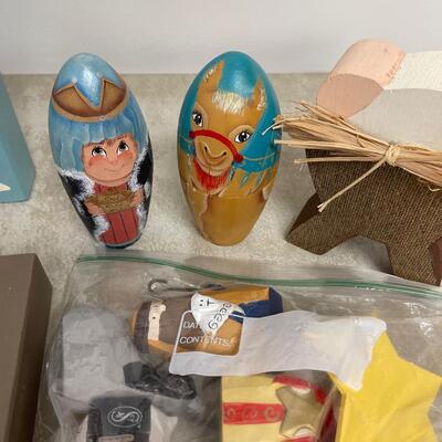 #239B Hand Painted Nativity Items Turquoise 