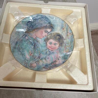 #264 B Collette & Child Plates Circa 1970 in Original Box 
