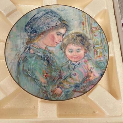 #264 B Collette & Child Plates Circa 1970 in Original Box 