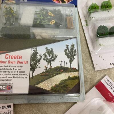 #275 B Train Miniature Scenery Items Lot 