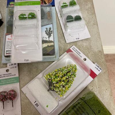 #275 B Train Miniature Scenery Items Lot 