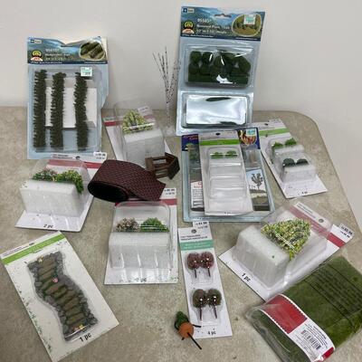 #275 B Train Miniature Scenery Items Lot 