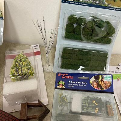 #275 B Train Miniature Scenery Items Lot 