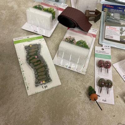 #275 B Train Miniature Scenery Items Lot 