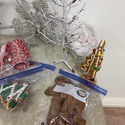 #302 B Gingerbread men &  Tree Top Decor, Candy theme items 