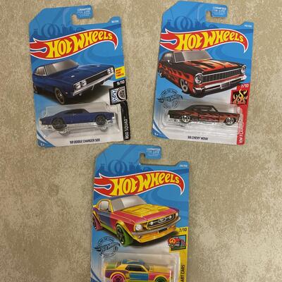#316 B (3) Hot wheels new on the Card 