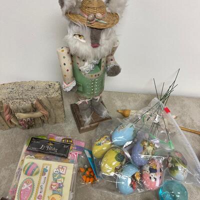 #321 B Easter DÃ©cor Abunda including Nutcracker Bunny