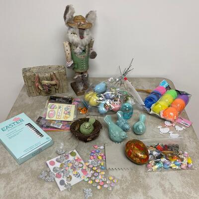 #321 B Easter DÃ©cor Abunda including Nutcracker Bunny
