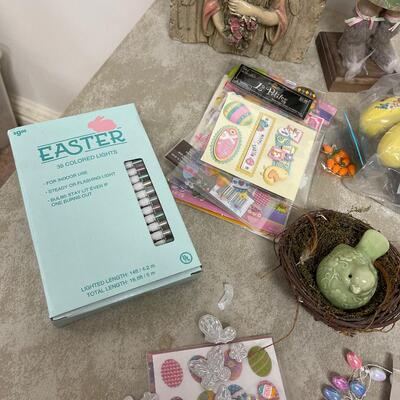 #321 B Easter DÃ©cor Abunda including Nutcracker Bunny