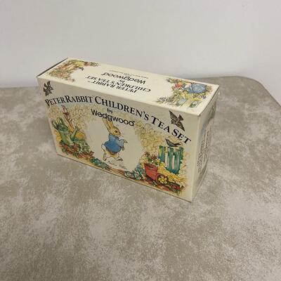 #324 B Peter Rabbit Wedgewood Tea Set Children's 