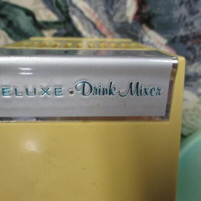 Lot 175 - Tupperware Containers - Deluxe Drink Mixer