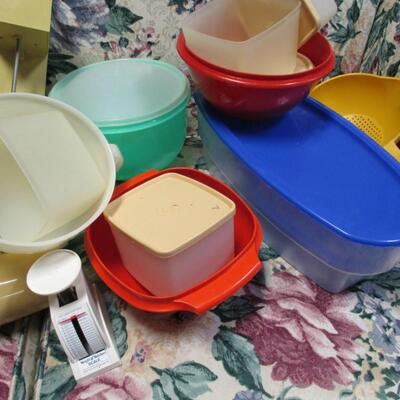 Lot 175 - Tupperware Containers - Deluxe Drink Mixer