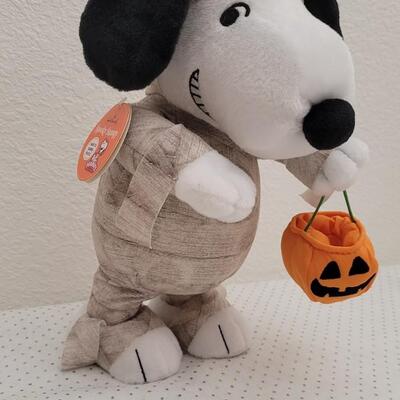 Lot 8: New RETIRED Hallmark Spooky Snoopy Halloween Figure - WORKS