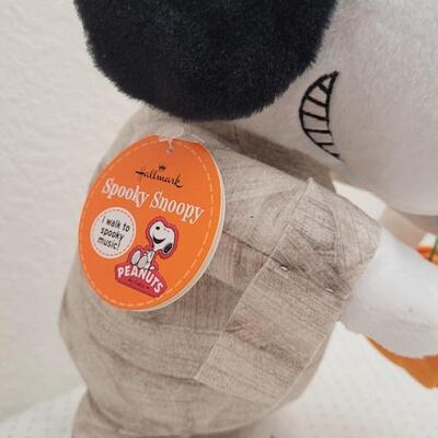 Lot 8: New RETIRED Hallmark Spooky Snoopy Halloween Figure - WORKS