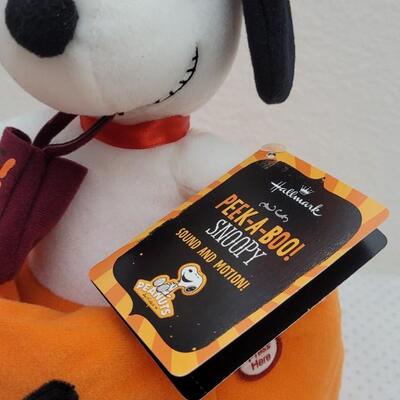 Lot 9: New Retired Hallmark PEEK-A-BOO Snoopy Halloween Figure - WORKS