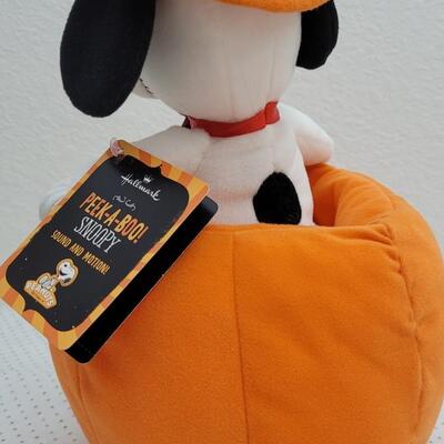 Lot 9: New Retired Hallmark PEEK-A-BOO Snoopy Halloween Figure - WORKS