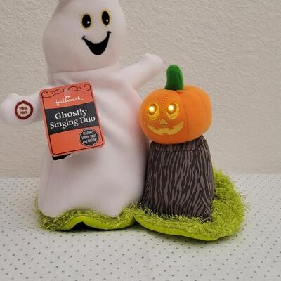 Lot 10: New RETIRED Hallmark Ghostly Singing Duo - WORKS