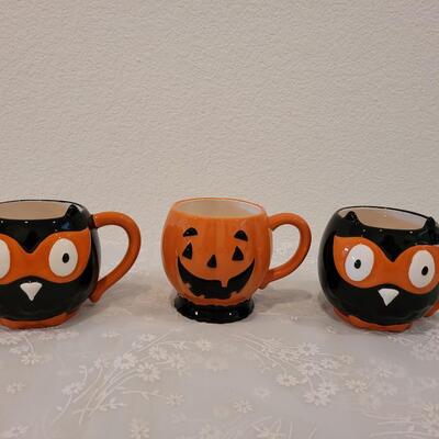 Lot 13: Halloween Coffee Cups 