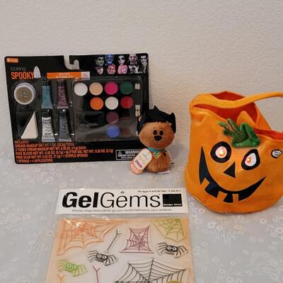 Lot 19: Window Gels, Light Up Bucket, Make Up and an Itty-bitty Scooby-Doo 