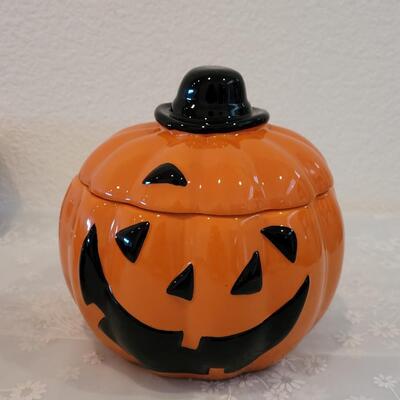 Lot 25: Halloween Ceramic Jack-O-Lantern Bowls, Ceramic Jack-O-Lantern with Lid and Melting Pumpkin