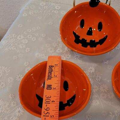Lot 25: Halloween Ceramic Jack-O-Lantern Bowls, Ceramic Jack-O-Lantern with Lid and Melting Pumpkin