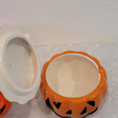 Lot 25: Halloween Ceramic Jack-O-Lantern Bowls, Ceramic Jack-O-Lantern with Lid and Melting Pumpkin