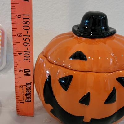 Lot 25: Halloween Ceramic Jack-O-Lantern Bowls, Ceramic Jack-O-Lantern with Lid and Melting Pumpkin