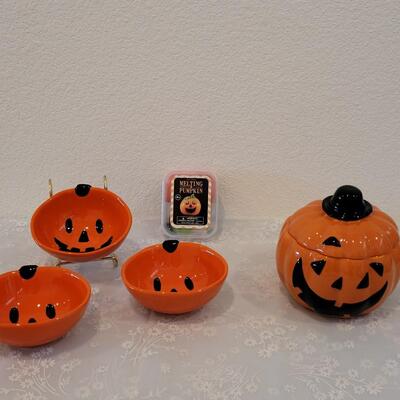 Lot 25: Halloween Ceramic Jack-O-Lantern Bowls, Ceramic Jack-O-Lantern with Lid and Melting Pumpkin