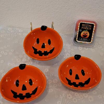 Lot 25: Halloween Ceramic Jack-O-Lantern Bowls, Ceramic Jack-O-Lantern with Lid and Melting Pumpkin