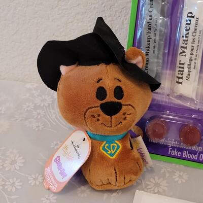 Lot 26: Halloween Make Up, Light Up Jack-O-Lantern Bag, Window Gelsand Scooby-Doo Itty-bitty 