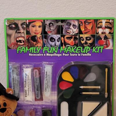 Lot 26: Halloween Make Up, Light Up Jack-O-Lantern Bag, Window Gelsand Scooby-Doo Itty-bitty 