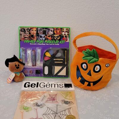 Lot 26: Halloween Make Up, Light Up Jack-O-Lantern Bag, Window Gelsand Scooby-Doo Itty-bitty 