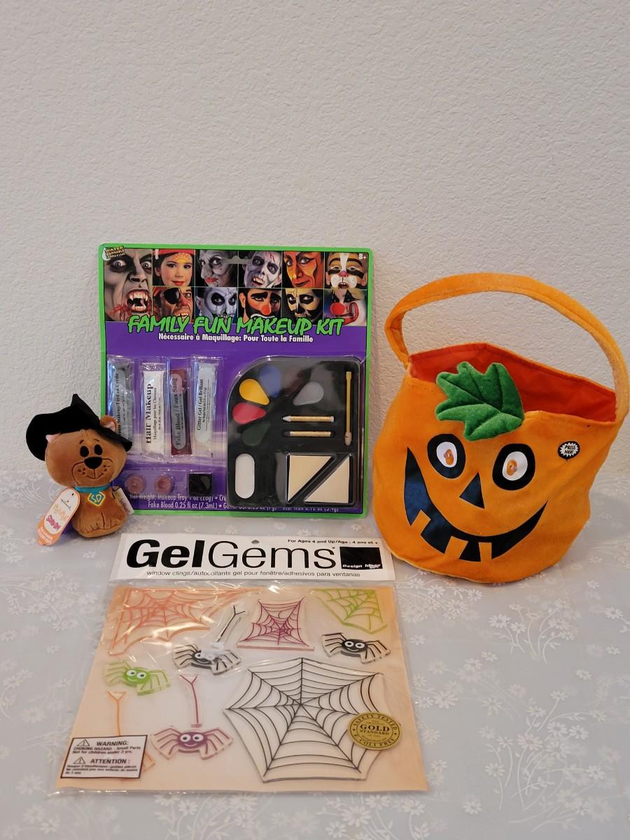 Lot 26: Halloween Make Up, Light Up Jack-O-Lantern Bag, Window Gelsand Scooby-Doo Itty-bitty
