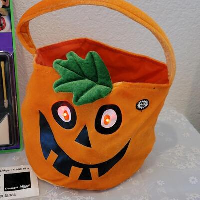 Lot 26: Halloween Make Up, Light Up Jack-O-Lantern Bag, Window Gelsand Scooby-Doo Itty-bitty 