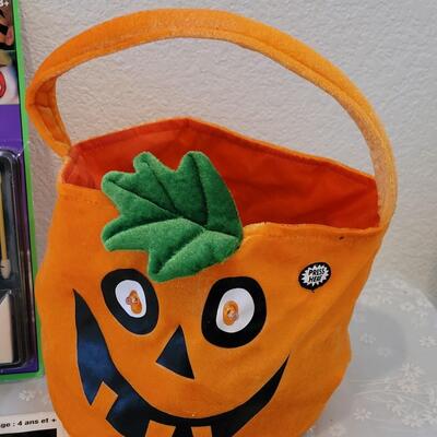 Lot 26: Halloween Make Up, Light Up Jack-O-Lantern Bag, Window Gelsand Scooby-Doo Itty-bitty 