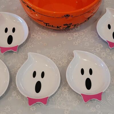 Lot 27: Ceramic Treats Bowl and (8) plastic Ghost Appetizer Plates