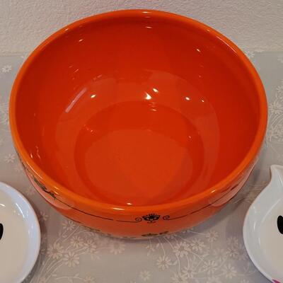 Lot 27: Ceramic Treats Bowl and (8) plastic Ghost Appetizer Plates