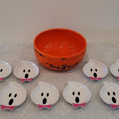 Lot 27: Ceramic Treats Bowl and (8) plastic Ghost Appetizer Plates