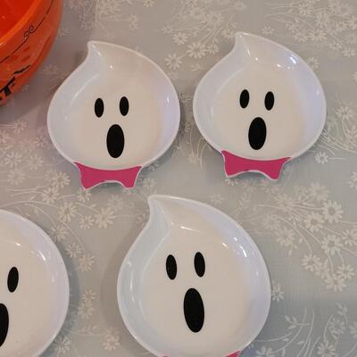 Lot 27: Ceramic Treats Bowl and (8) plastic Ghost Appetizer Plates