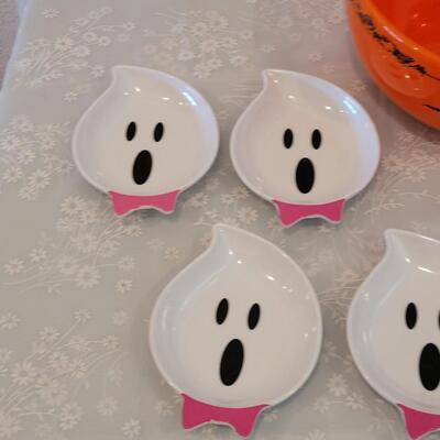 Lot 27: Ceramic Treats Bowl and (8) plastic Ghost Appetizer Plates