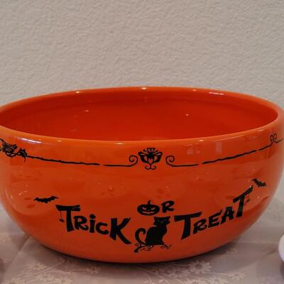 Lot 27: Ceramic Treats Bowl and (8) plastic Ghost Appetizer Plates